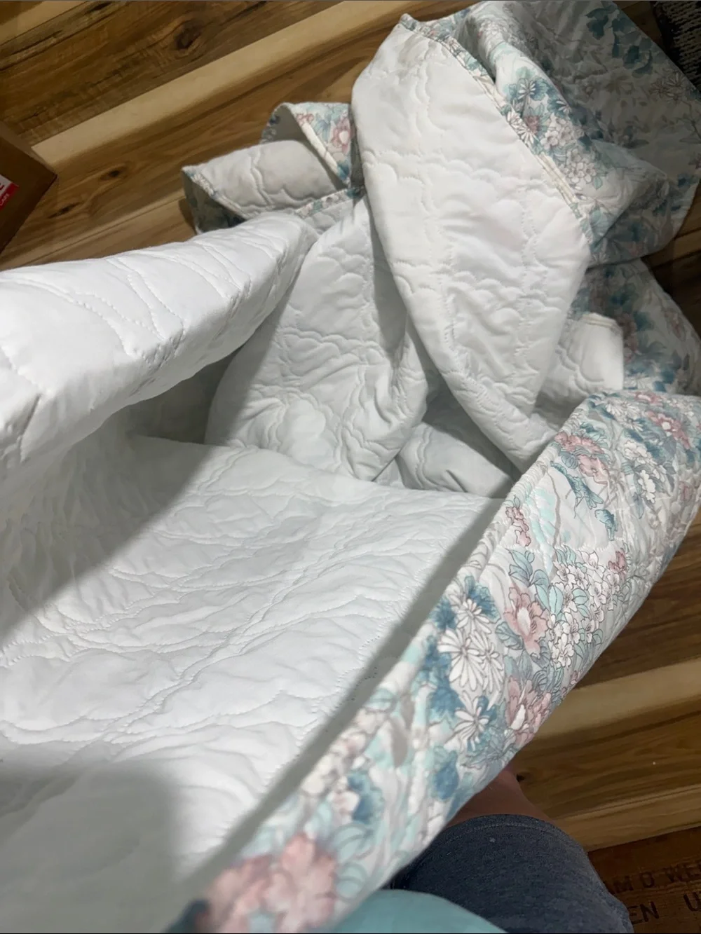 Vintage Cannon Floral Quilted Comforter in White with Blue & Pink Blooms twin